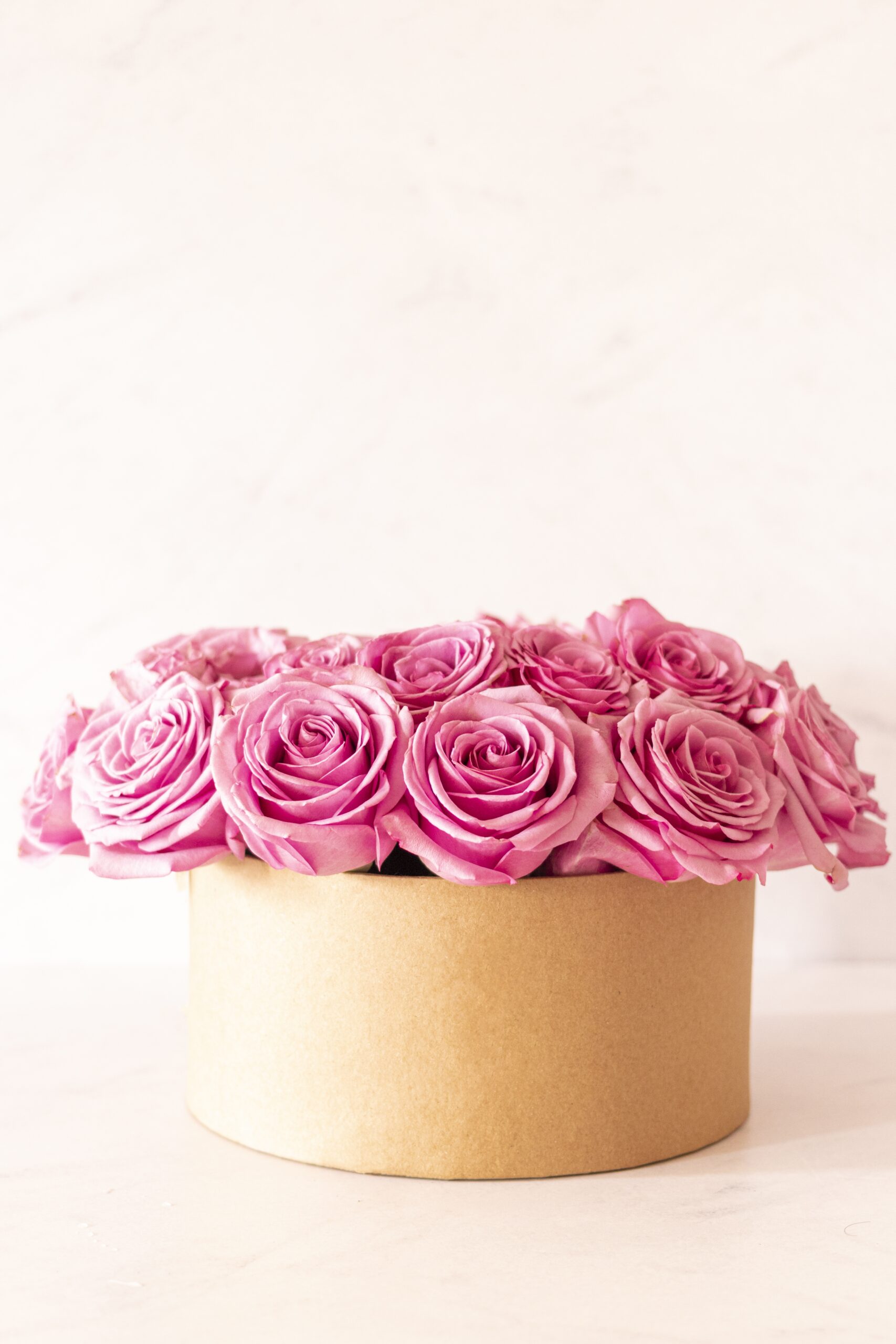 Beautiful floral bouquet with pink roses in a box on a pink background باکس گل (کپی) - تصویر 1